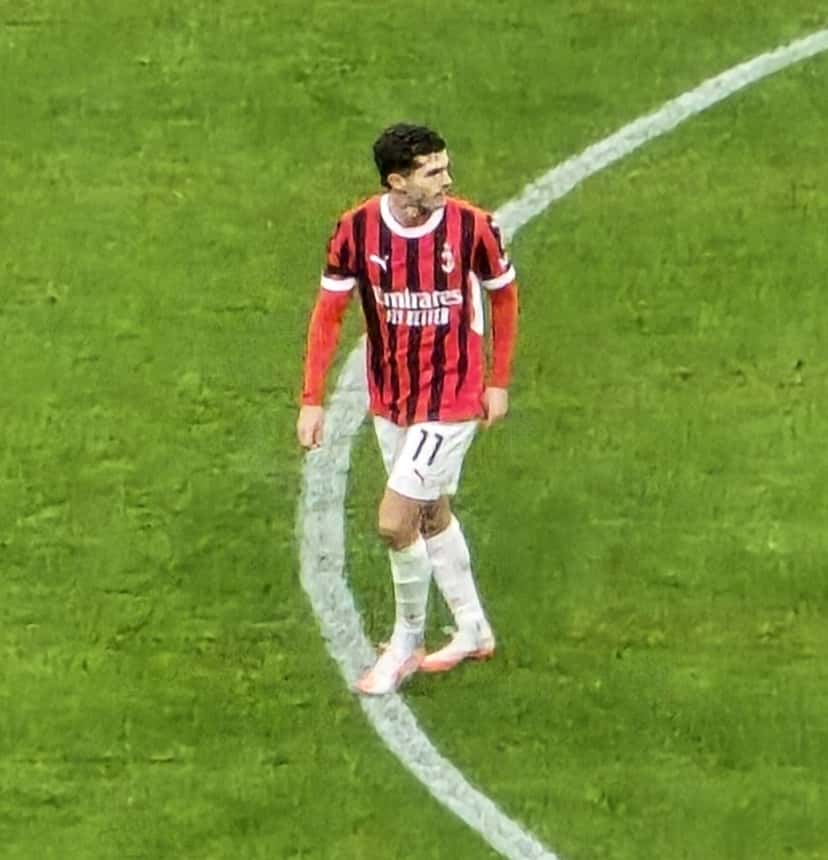 Christian Pulisic, con la camiseta roja y negra número 11 del Milan, camina por la cancha cerca del círculo central durante un partido; foto de archivo de enero de 2025 (foto: Saggittarius A, Wikimedia Commons, licencia CC BY 4.0)
