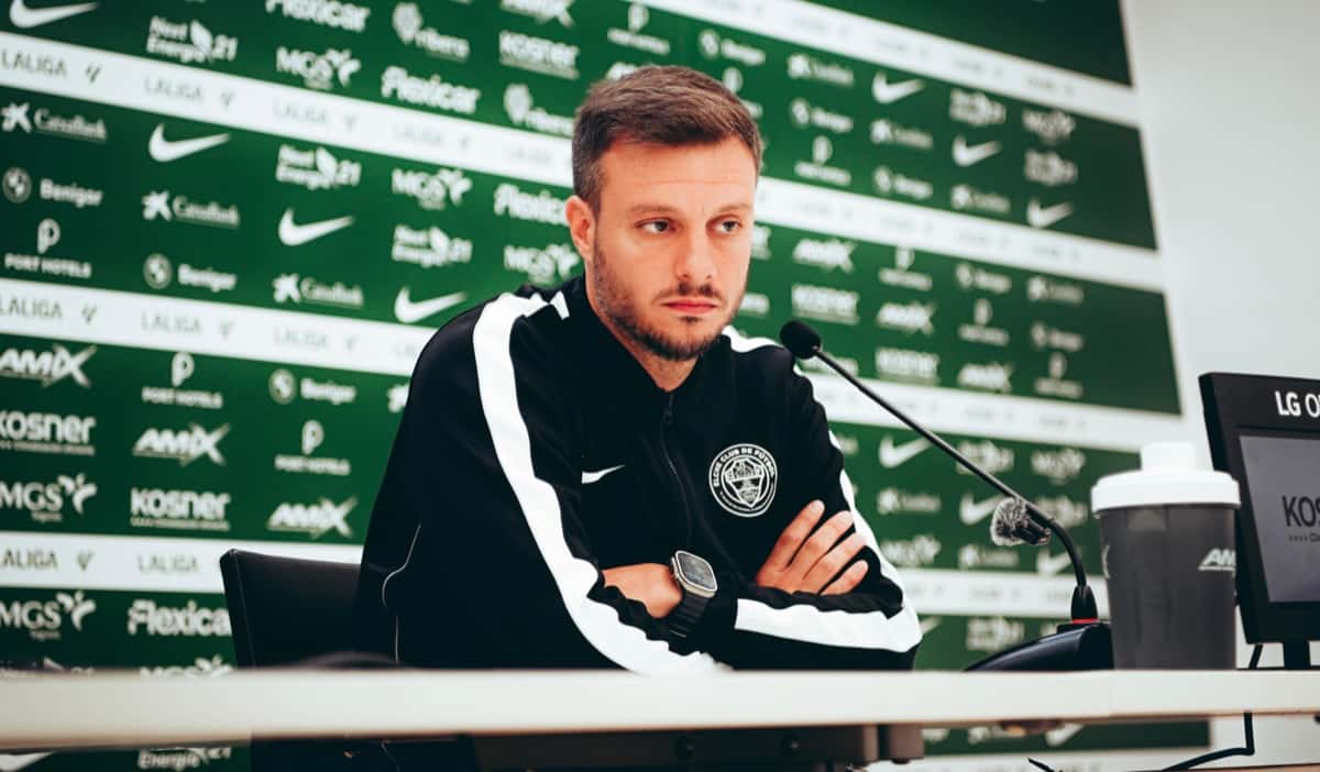 Martín Anselmi, técnico del Elche, con campera negra del club y los brazos cruzados, en la conferencia de prensa previa al partido con el Rayo (foto: Elche CF)