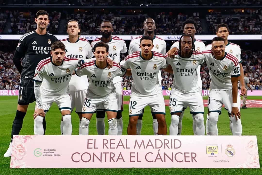 El once inicial del Real Madrid posa en el Bernabéu antes del partido con el Villarreal, detrás de una pancarta contra el cáncer (foto: Real Madrid C.F.)