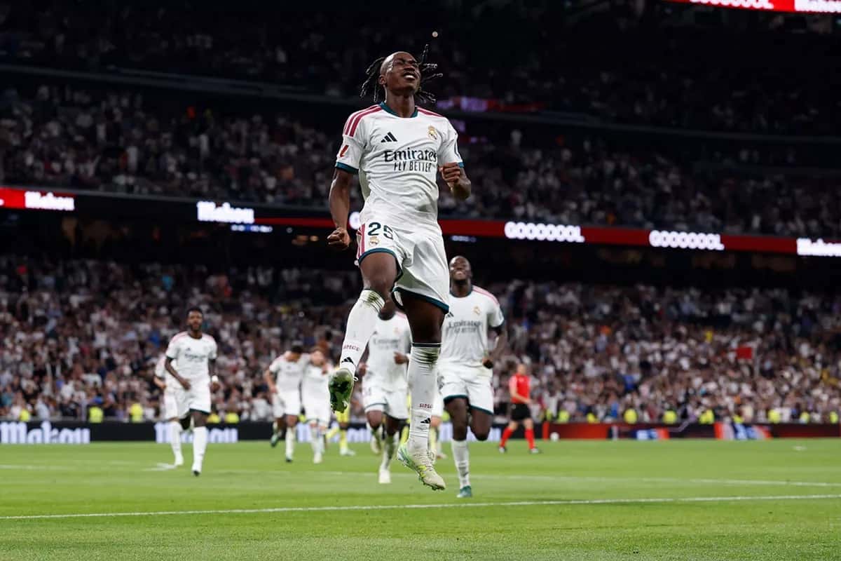 Yan Diomande salta para festejar su gol ante el Villarreal en el Santiago Bernabéu, con la camiseta blanca del Real Madrid (foto: Real Madrid C.F.)