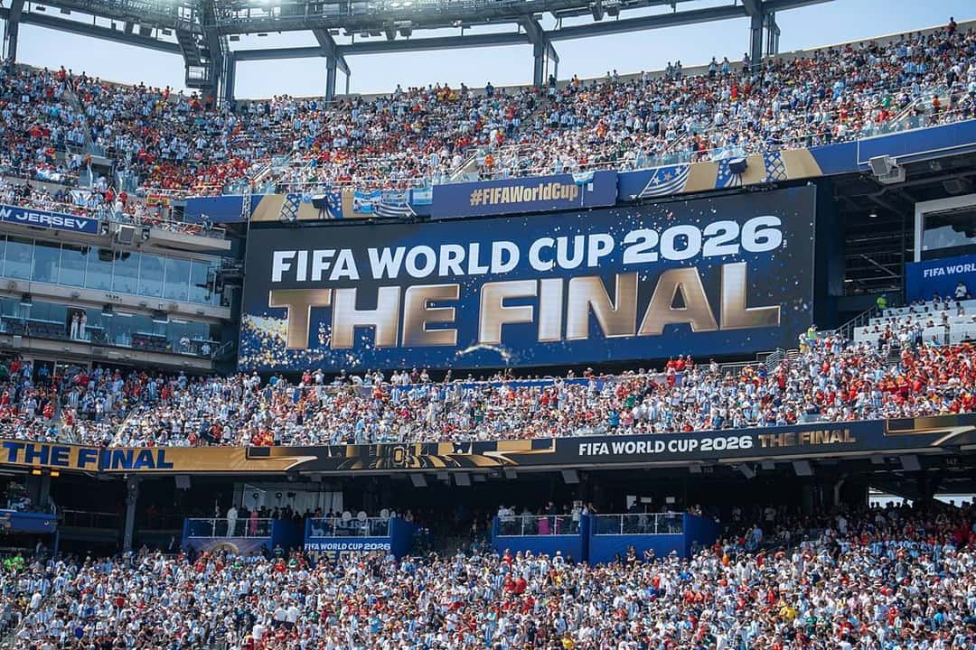 Las tribunas llenas del estadio de Nueva York/Nueva Jersey, con el cartel «FIFA World Cup 2026 The Final», durante la final del Mundial entre Argentina y España; foto de archivo del 19 de julio de 2026 (foto: Bryan Berlin, Wikimedia Commons, licencia CC BY-SA 4.0)