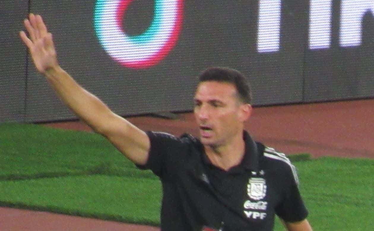 Lionel Scaloni, con la chomba negra de la Selección argentina, levanta el brazo para dar indicaciones al costado de la cancha; foto de archivo de 2022 (foto: jmmuguerza, Wikimedia Commons, licencia CC BY-SA 3.0)