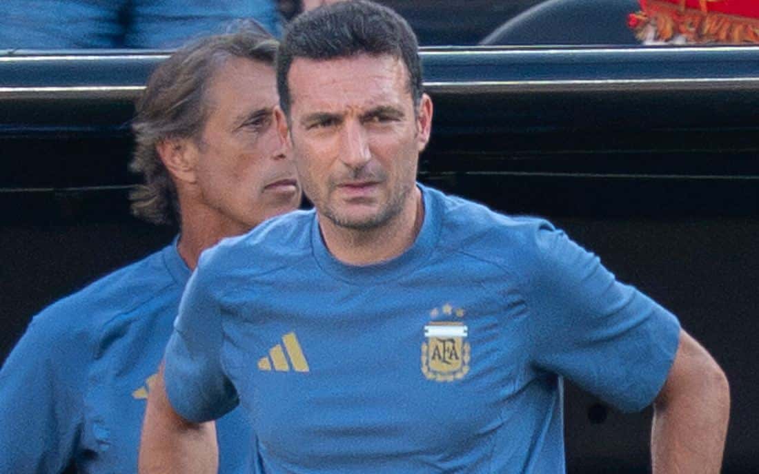 Lionel Scaloni, entrenador de la Selección argentina, con remera celeste de entrenamiento y el escudo de la AFA, mira el partido desde el banco; foto de archivo del 19 de julio de 2026 (foto: Bryan Berlin, Wikimedia Commons, licencia CC BY-SA 4.0)
