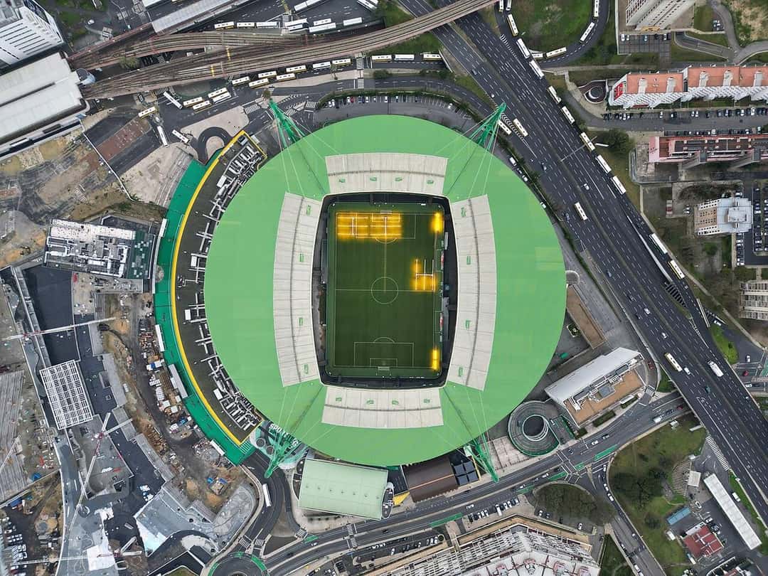Vista aérea del estadio José Alvalade, en Lisboa, con el campo de juego, la cubierta verde y las autopistas que lo rodean; foto de archivo de 2025 (foto: Wilnel José Verdú Guerrero, Wikimedia Commons, licencia CC BY-SA 4.0)
