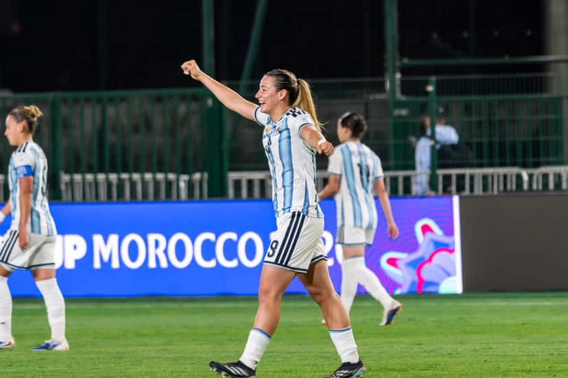 Una jugadora de la Selección argentina femenina Sub-17 festeja con el brazo en alto durante la goleada ante Marruecos (foto: prensa oficial de la AFA)