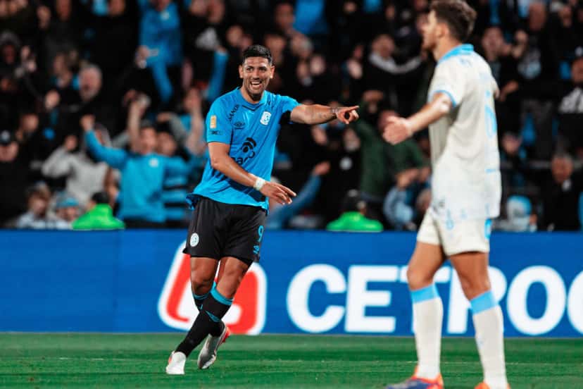 Un delantero de Belgrano con la camiseta 9 festeja durante el triunfo 2-1 ante Estudiantes de Río Cuarto en Alberdi