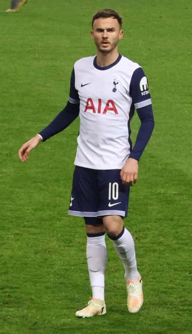 James Maddison, con la camiseta blanca número 10 de Tottenham y el pantalón azul oscuro, parado en el campo durante un partido; foto de archivo de diciembre de 2024 (foto: Jim Easton, Wikimedia Commons, dominio público CC0)