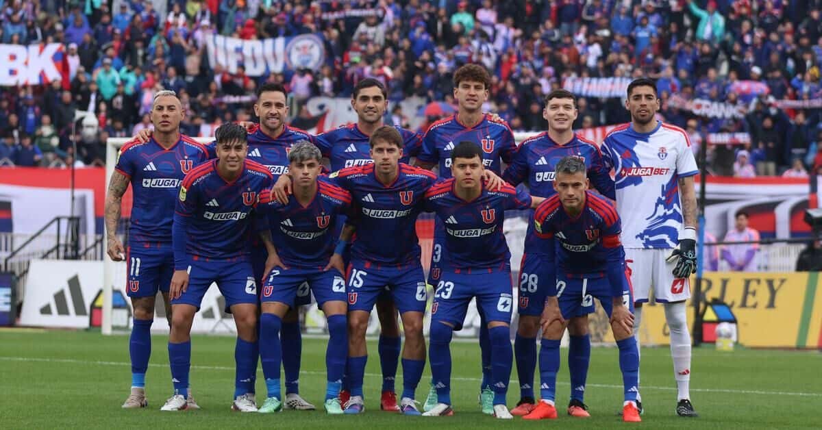 El equipo titular de Universidad de Chile, con la camiseta azul, posa para la foto antes de un partido; foto de archivo de 2026 (foto: prensa oficial de Universidad de Chile)