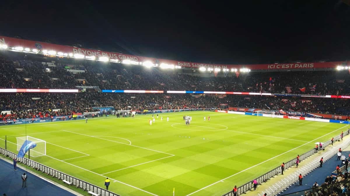 El Parque de los Príncipes de París de noche, con las tribunas llenas y los jugadores en el campo; foto de archivo de 2018 (foto: Kilyac, Wikimedia Commons, licencia CC BY-SA 4.0)