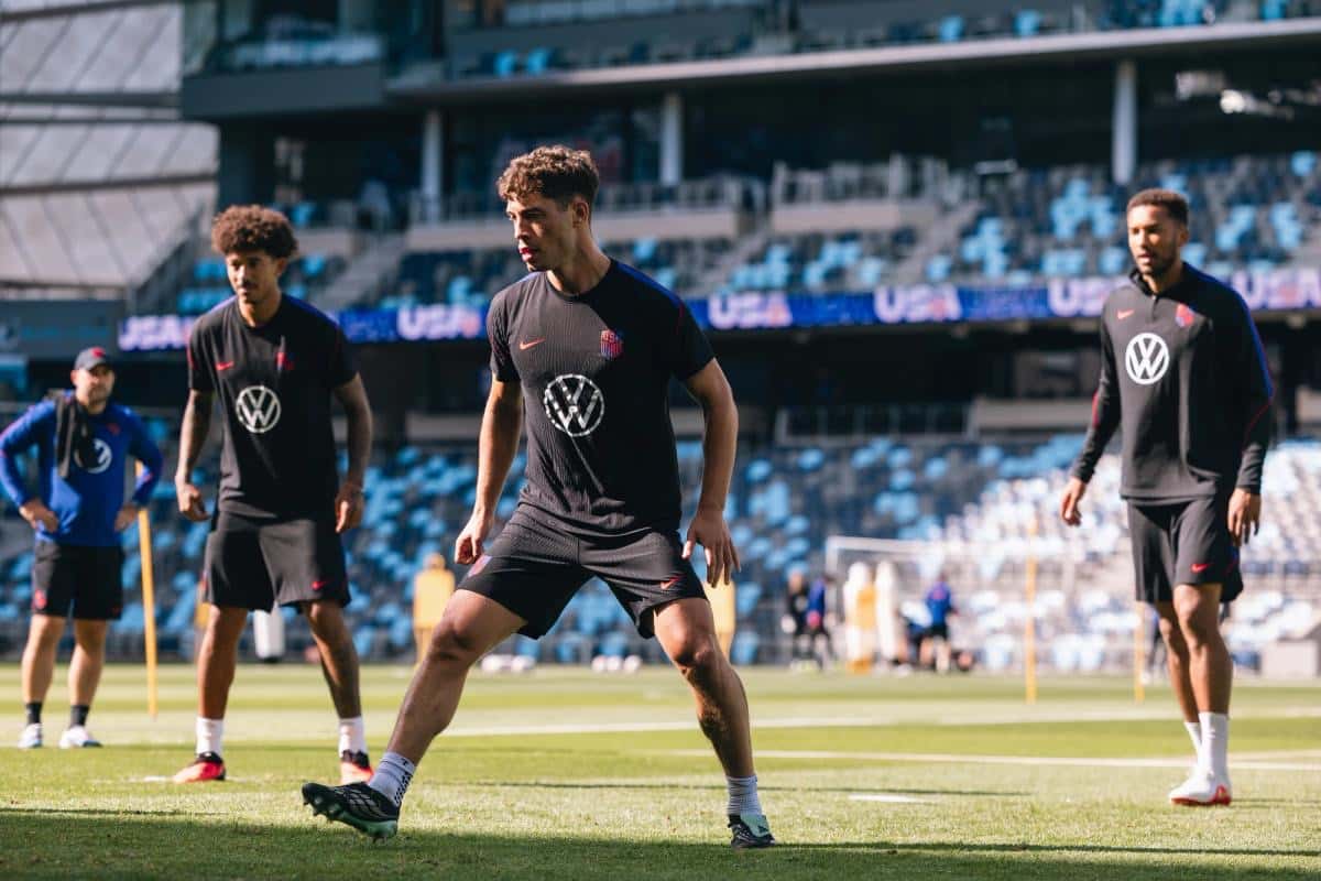 Chris Richards, Sebastian Berhalter y Auston Trusty, con ropa de entrenamiento negra, durante la práctica de Estados Unidos del lunes 5 de octubre en el Allianz Field de Saint Paul
