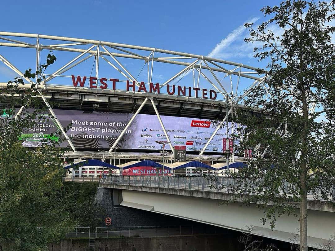 El cartel del West Ham United sobre la estructura del London Stadium, visto desde el puente de acceso; foto de archivo de noviembre de 2023 (foto: Matt Brown, Wikimedia Commons, licencia CC BY 2.0)