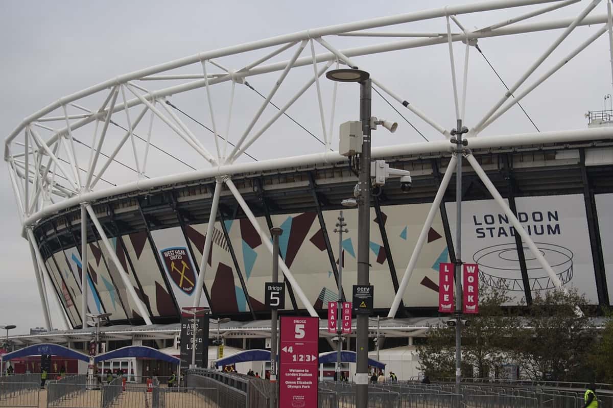 La fachada del London Stadium, la cancha del West Ham, con el escudo del club y los colores bordó y celeste en la estructura; foto de archivo de noviembre de 2025 (foto: Timmy96, Wikimedia Commons, dominio público, CC0)