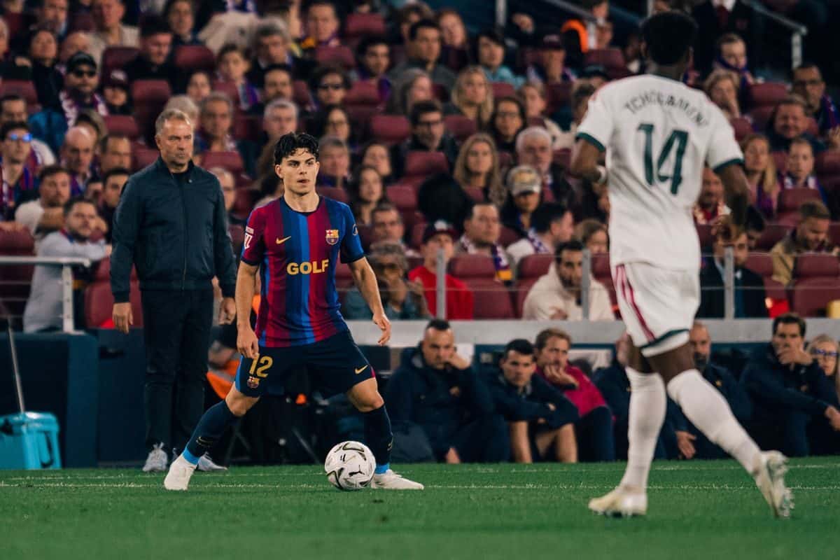 Xavi Espart, con la camiseta azul y grana del Barcelona, conduce la pelota en el clásico con el Real Madrid del domingo 25 de octubre, con Aurélien Tchouaméni detrás (foto: FC Barcelona)