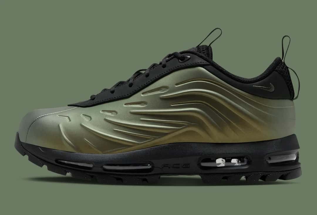 Nike Air Max Goadome Low Foamposite Metallic Gold de perfil, con la carcasa en dorado y verde, las ondas en relieve y las cámaras de aire visibles en la suela