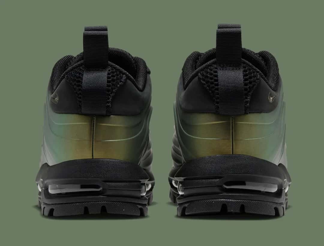 Talones de la Nike Air Max Goadome Low Foamposite Metallic Gold, con la carcasa dorada con reflejos verdes, tiradores negros y suela de tacos