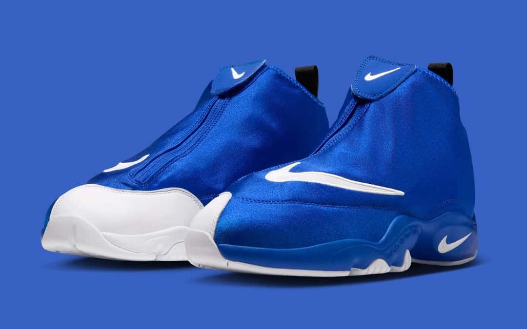 Par de la Nike Air Zoom Flight The Glove Royal sobre fondo azul, con la cubierta azul brillante, la puntera blanca y el Swoosh blanco