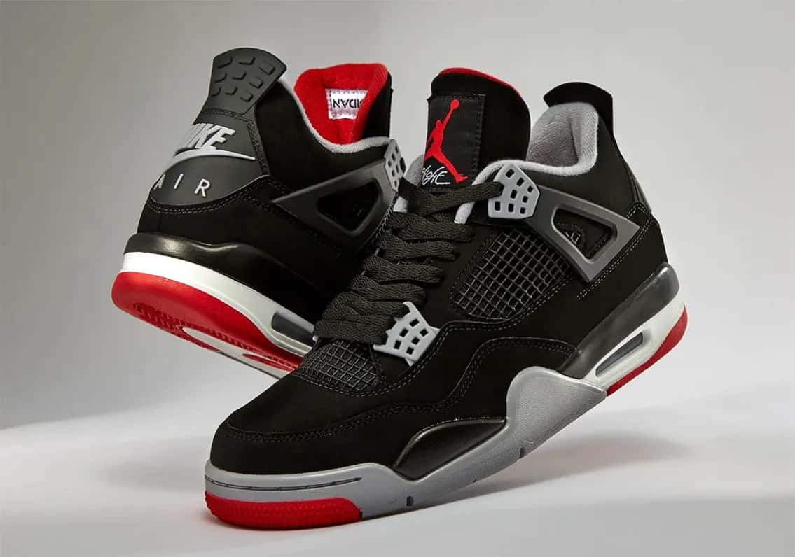 Air Jordan 4 Bred 2026 en colorway Black, Fire Red, Cement Grey y Summit White