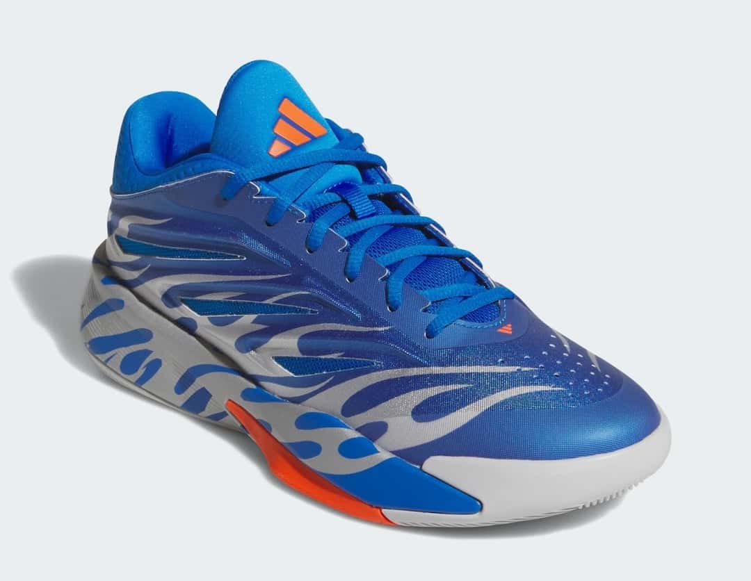 adidas Crazy Energy Flames en vista tres cuartos, con las llamas plateadas sobre el azul y el logo naranja de adidas en la lengüeta
