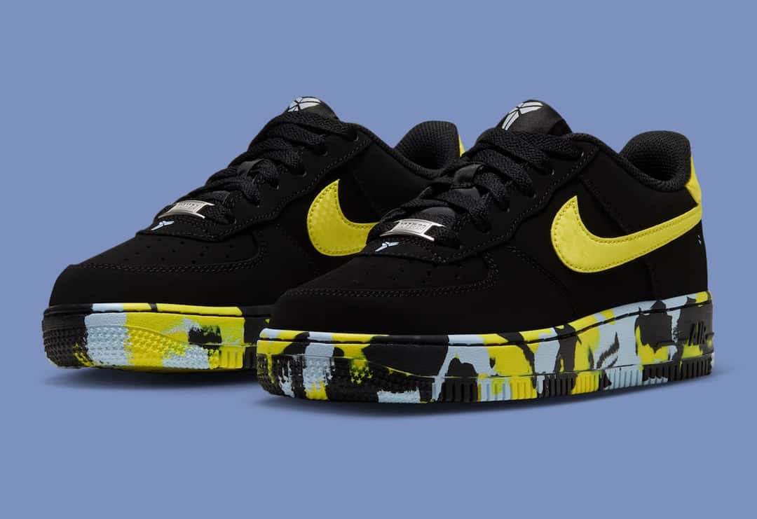 Par de Kobe Bryant x Nike Air Force 1 Low GS 5 Rings negro con Swoosh amarillo y suela marmolada