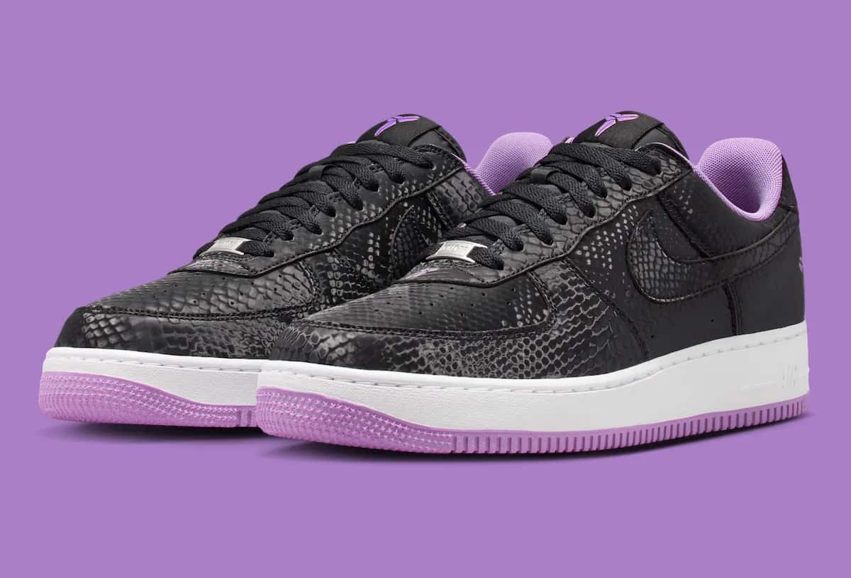 Par de Kobe Bryant x Nike Air Force 1 Low Black Purple Stardust con upper negro texturado tipo serpiente, mediasuela blanca y suela violeta