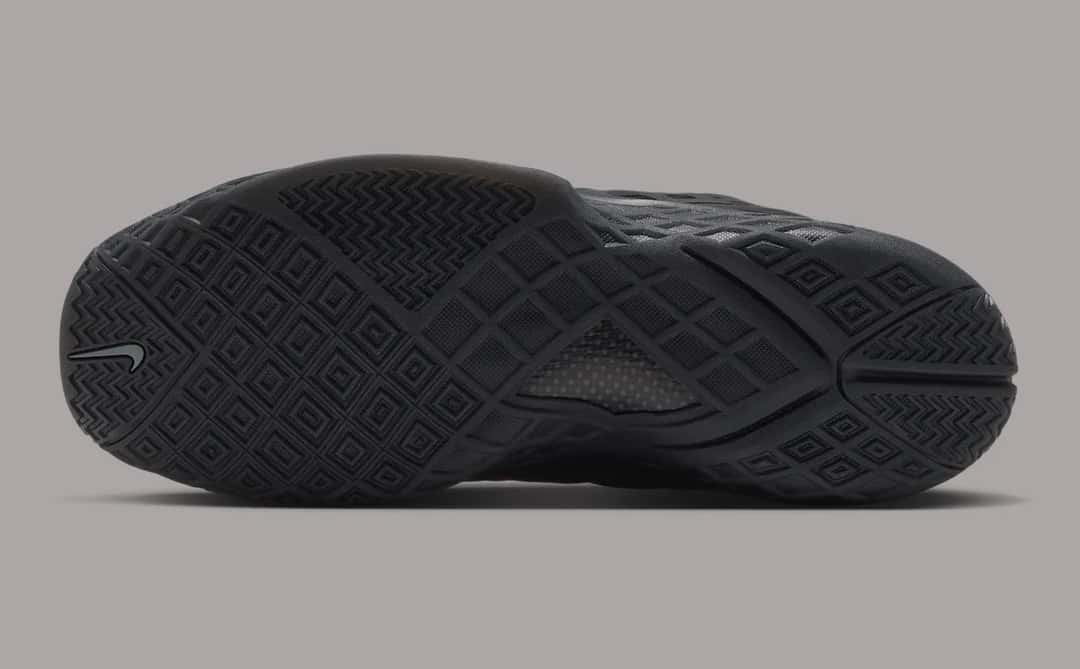 Suela del Nike Kobe 3 Low Protro Black con el dibujo de tracción en negro y un pequeño Swoosh