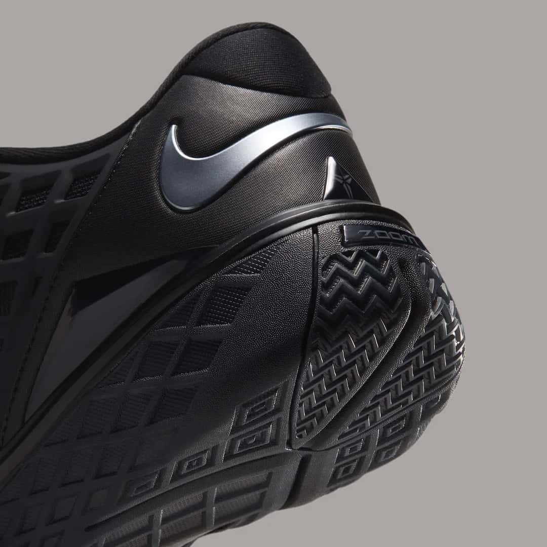Detalle del talón del Nike Kobe 3 Low Protro Black con el Swoosh gris metalizado y la suela negra