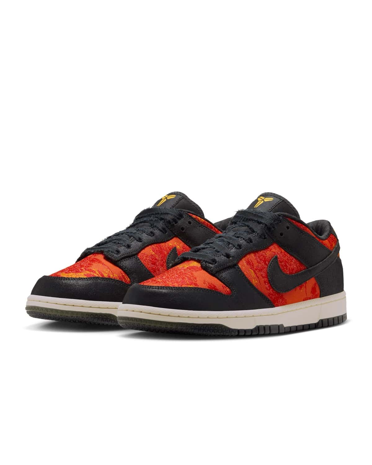 Par de Nike Kobe Dunk Low Protro Mamba Eterno con tejido rojo y naranja, cuero negro gastado, Swoosh negro y mediasuela color hueso