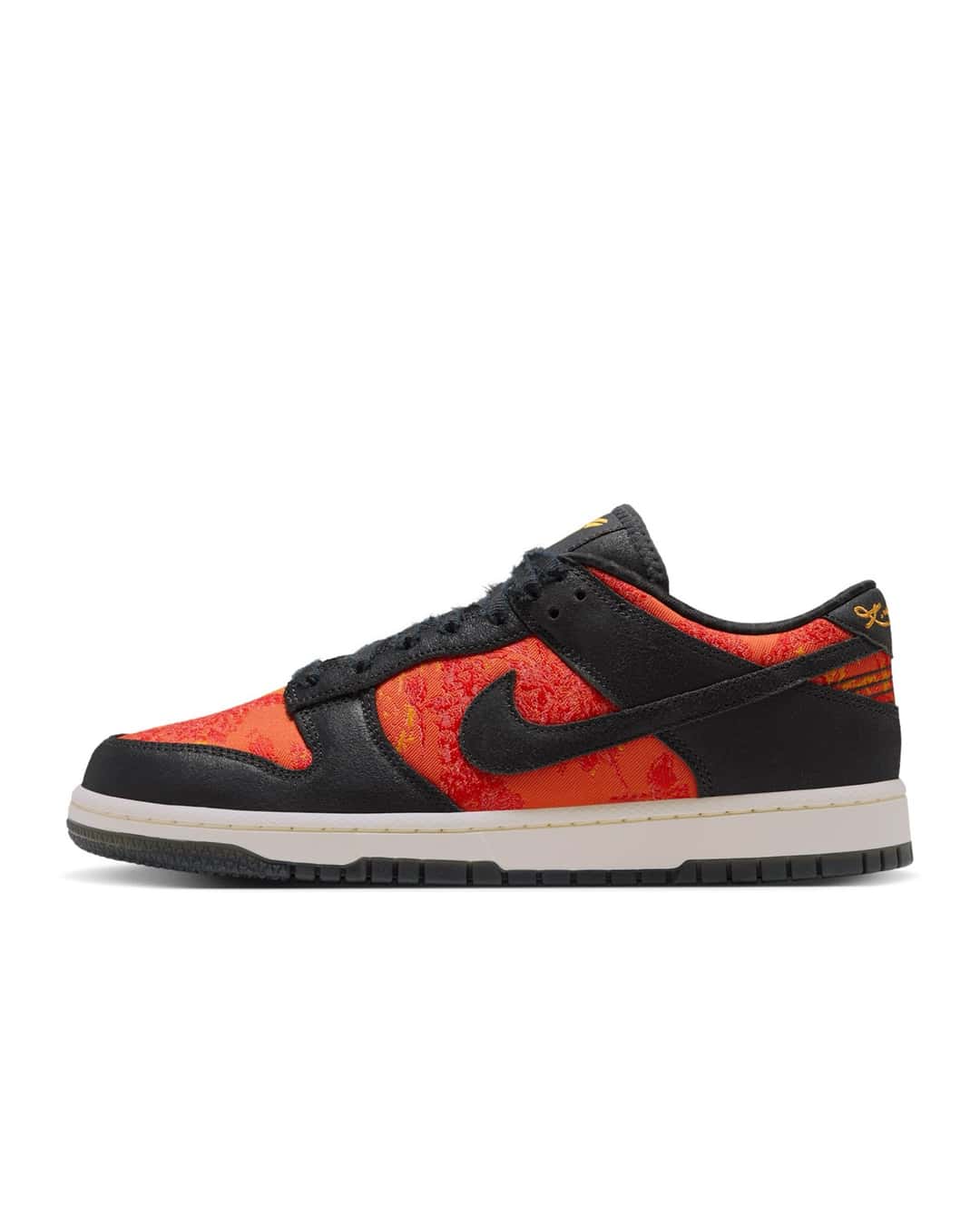 Nike Kobe Dunk Low Protro Mamba Eterno de perfil, con tejido rojo y naranja, paneles de cuero negro y Swoosh negro
