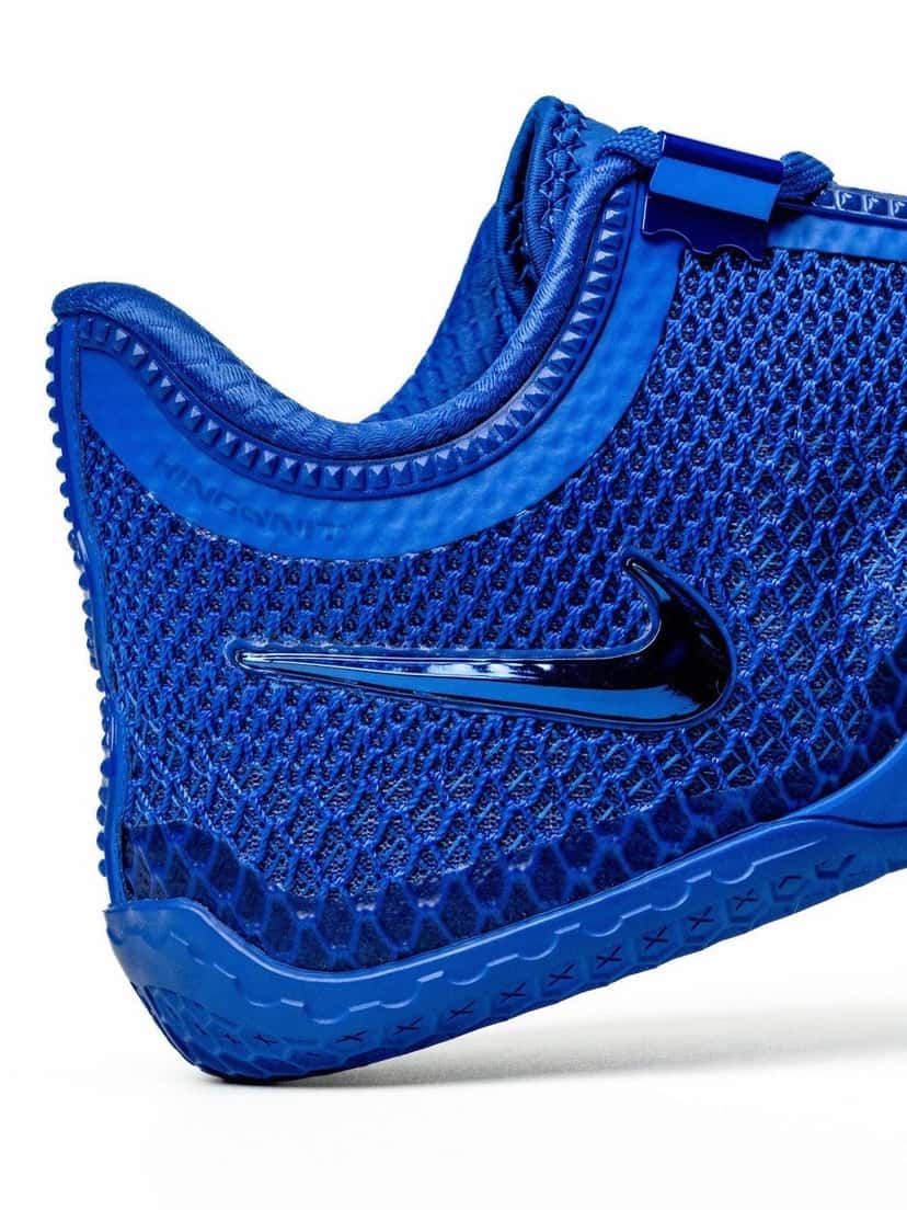 Detalle de la Nike LeBron 24 Philly azul con la capellada tejida en relieve y el Swoosh brillante