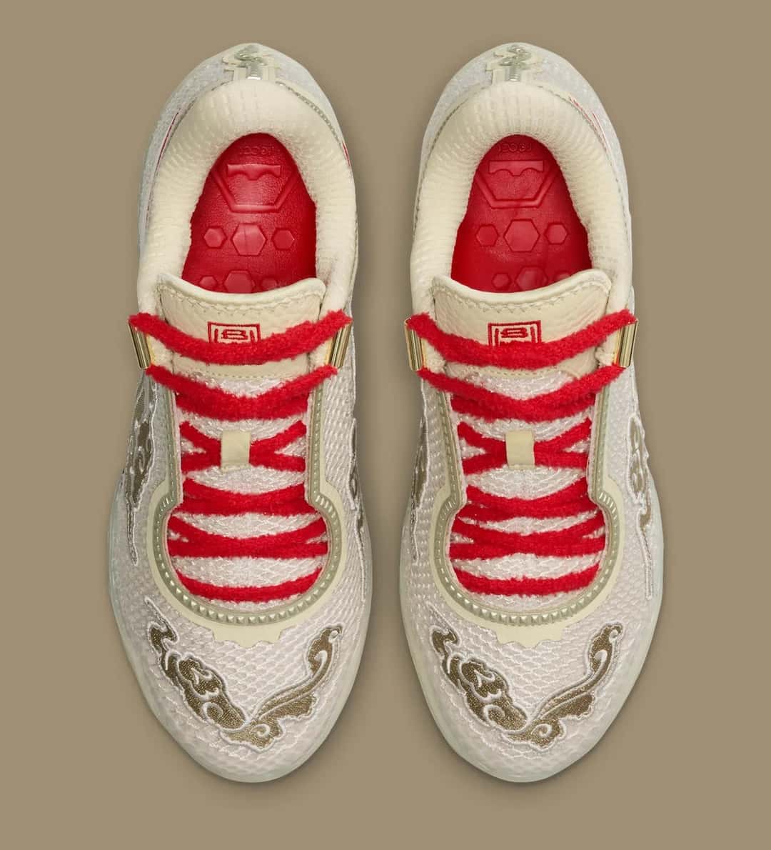 Vista superior del par de Nike LeBron 24 Greater China, con las nubes doradas bordadas sobre la puntera, los cordones rojos afelpados, piezas metálicas doradas en los ojales y la plantilla roja