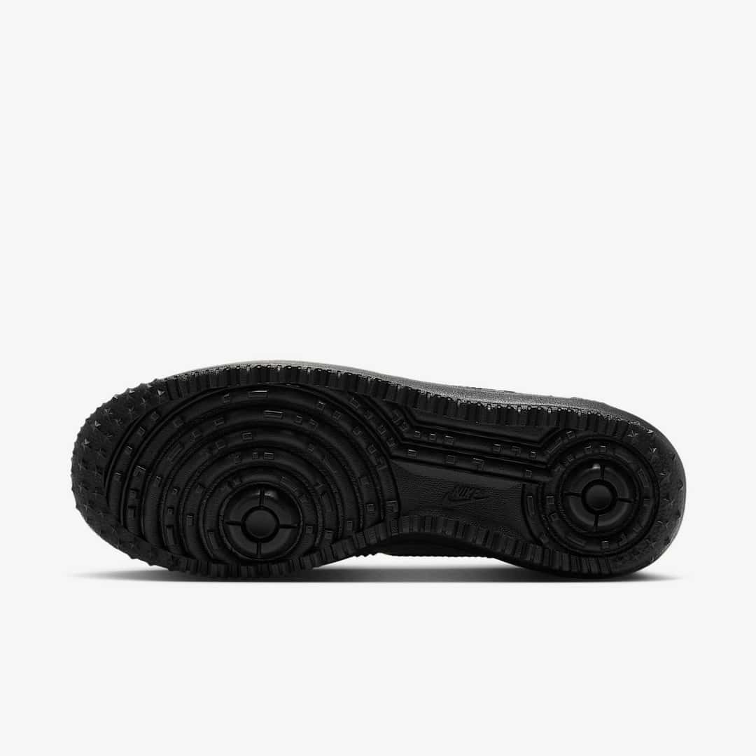 Suela negra de la Nike Lunar Force 1 Duckboot Iron Grey, con tacos profundos y el círculo de giro del Air Force 1