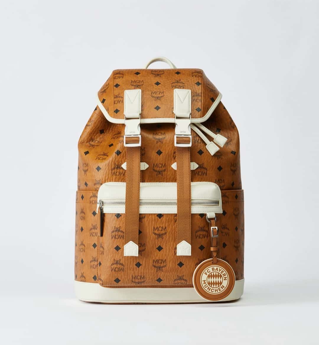 Mochila MCM Stark en el monograma Visetos coñac con detalles de cuero crema y el escudo del FC Bayern colgando