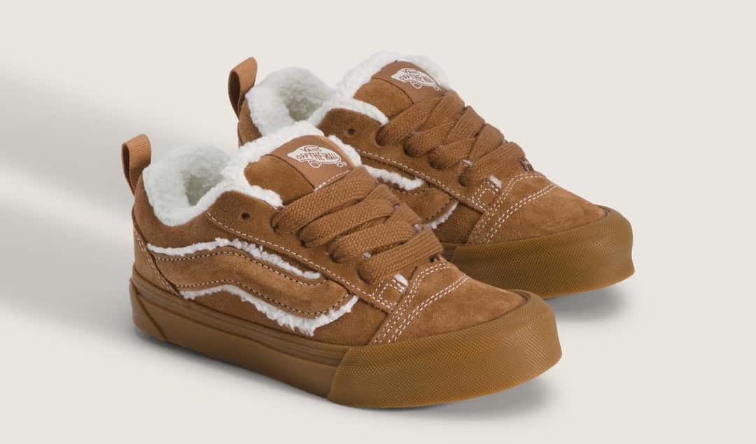 Par de Vans Knu Skool de gamuza marrón con forro de corderito blanco, cordones gruesos y suela color caramelo