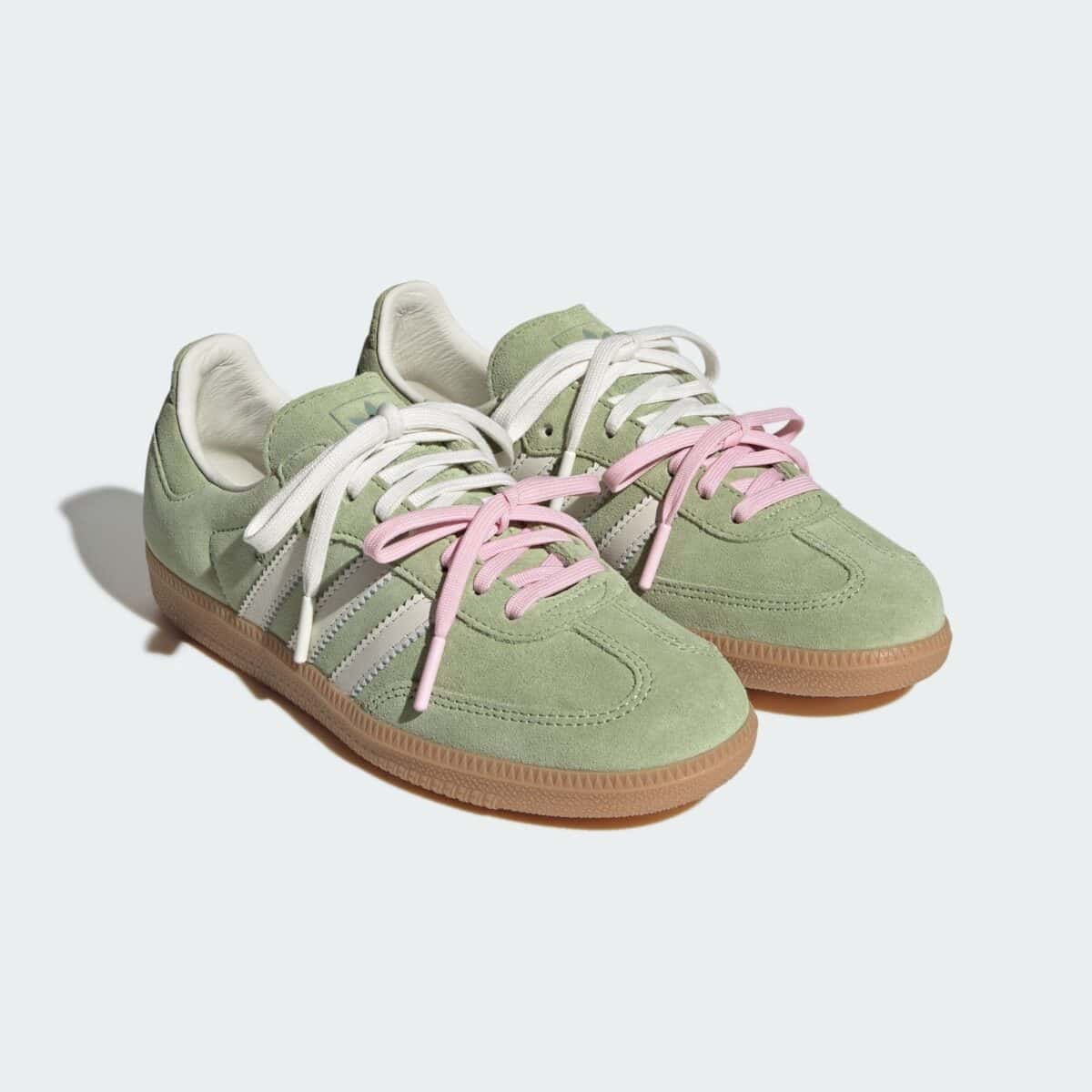 Par de Molly-Mae x adidas Samba Matcha sobre fondo gris claro, con gamuza verde lima suave, Three Stripes blanco hueso, doble cordón blanco y rosa y suela de goma color miel