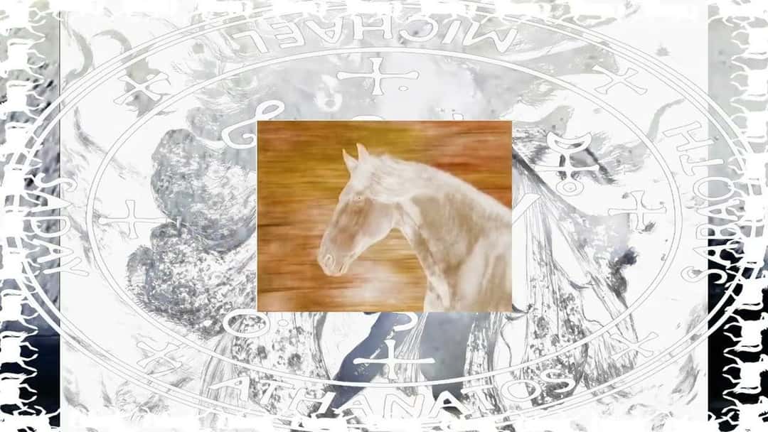 Imagen del visual oficial de «Warhorse»: un caballo blanco al galope dentro de un recuadro naranja, en el centro de un dibujo plateado de sellos y símbolos sobre fondo blanco