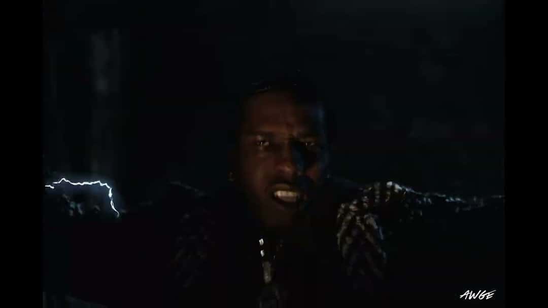 Fotograma del video oficial de «SWAT TEAM»: A$AP Rocky en primer plano, en la oscuridad, con un destello eléctrico a su lado