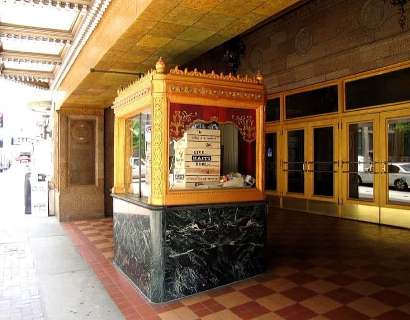 Entrada del Tennessee Theatre de Knoxville, donde arranca la gira (foto: Brian Stansberry, CC BY 3.0, vía Wikimedia Commons)