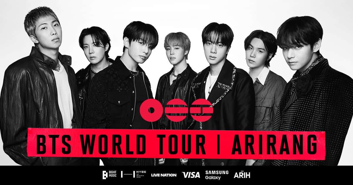 Afiche oficial del BTS World Tour ARIRANG con RM, j-hope, Jung Kook, Jimin, Jin, SUGA y V en blanco y negro sobre una franja roja con el nombre de la gira