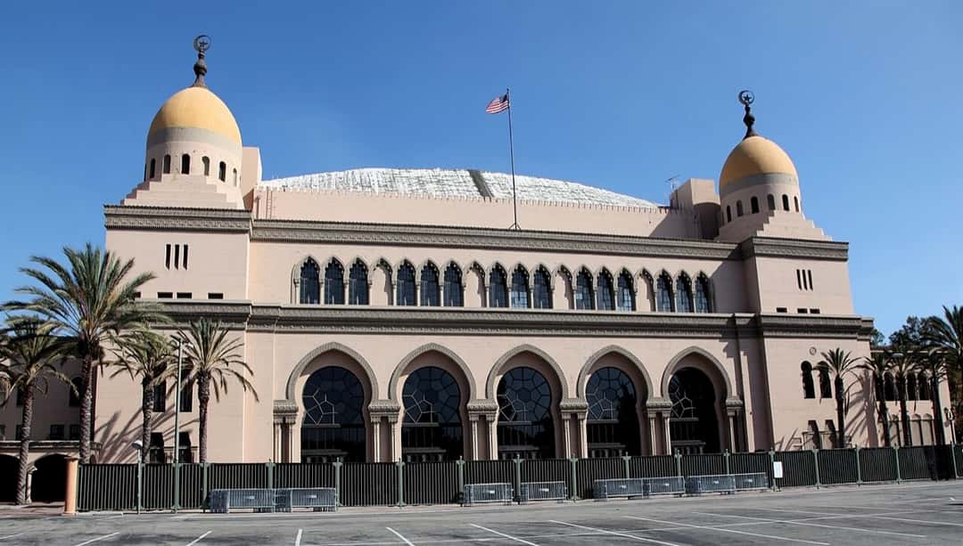 Fachada del Shrine Auditorium de Los Ángeles, sede del Super Graphic Spectacular (foto: Bruce Boehner, CC BY-SA 3.0, vía Wikimedia Commons)