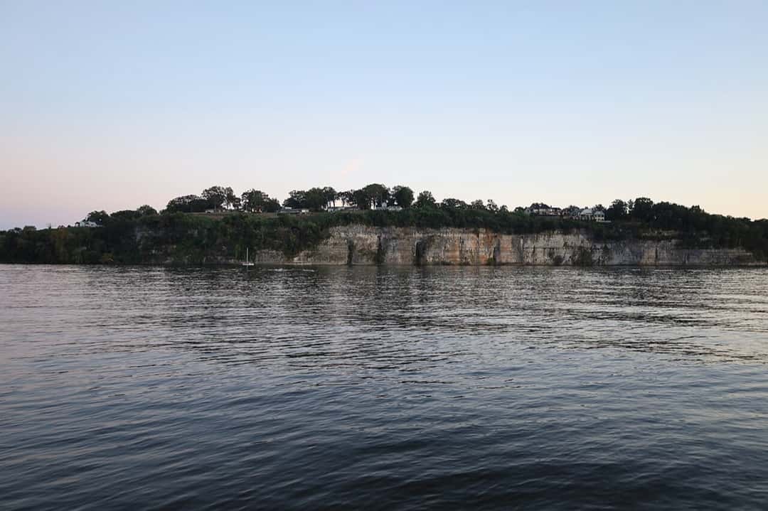 El río Tennessee a su paso por Florence, Alabama, la ciudad donde se hace ShoalsFest, con acantilados de roca y árboles en la orilla. Foto: Antony-22, CC BY-SA 4.0, vía Wikimedia Commons