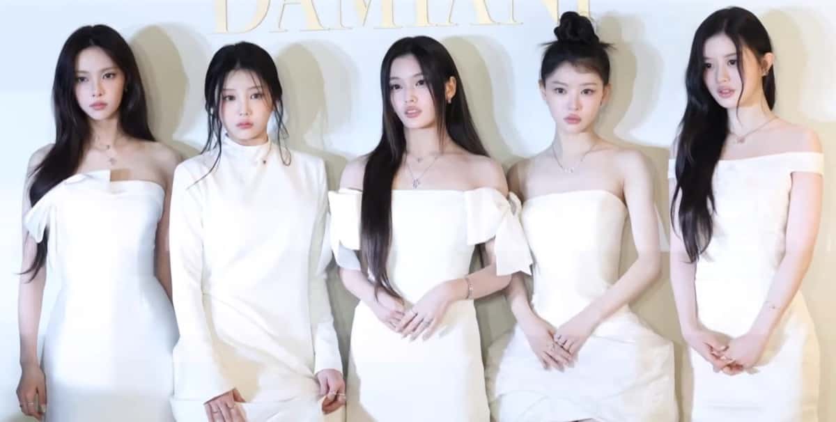 Las integrantes de ILLIT, con vestidos blancos, posan juntas frente a un fondo claro en un evento en enero de 2026 (foto de archivo)
