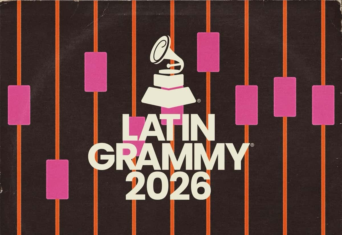 Imagen oficial de los Latin Grammy 2026: el gramófono del premio y el texto LATIN GRAMMY 2026 en letras crema sobre un fondo negro con líneas naranjas verticales y rectángulos rosas