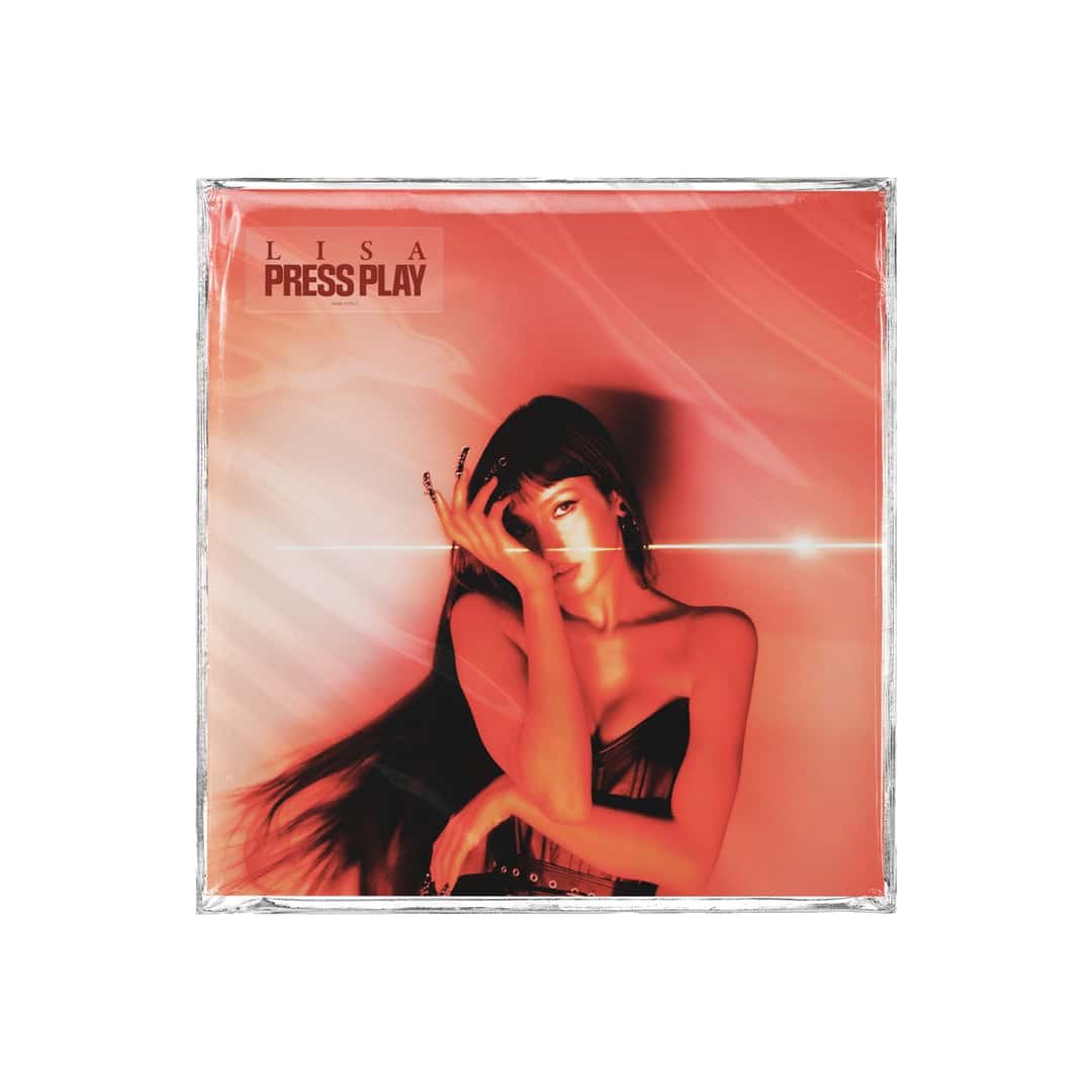 Edición en CD exclusiva de la tienda oficial de PRESS PLAY, con una portada alternativa en tonos rojos donde LISA se cubre parte de la cara con la mano