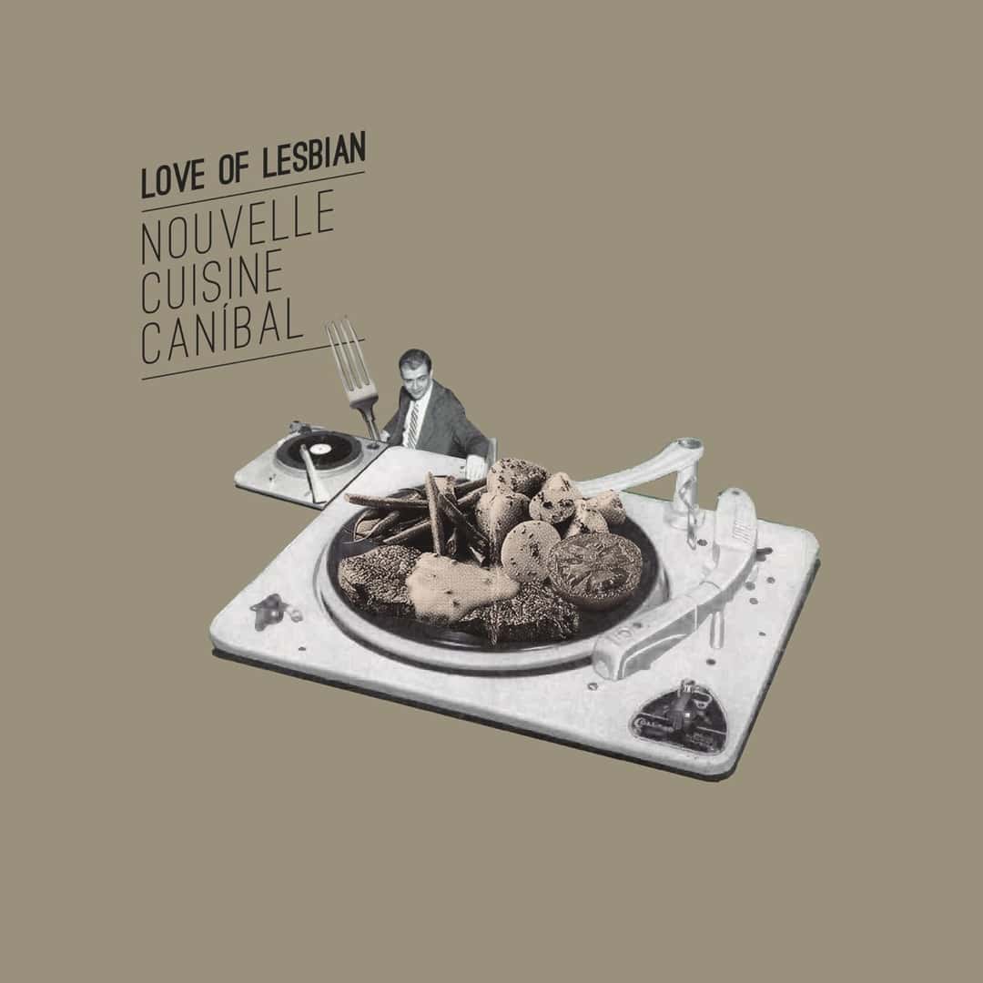 Portada de «Nouvelle Cuisine Caníbal», de Love of Lesbian: sobre fondo gris, un hombre de traje se sienta a una mesa con cubiertos frente a un tocadiscos lleno de comida