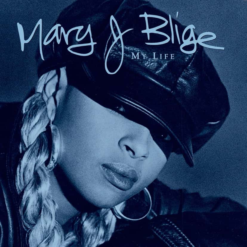 Portada de «My Life», de Mary J. Blige, de 1994: primer plano de la cantante con una gorra de cuero que le tapa los ojos, trenzas rubias y aros, en tonos azules