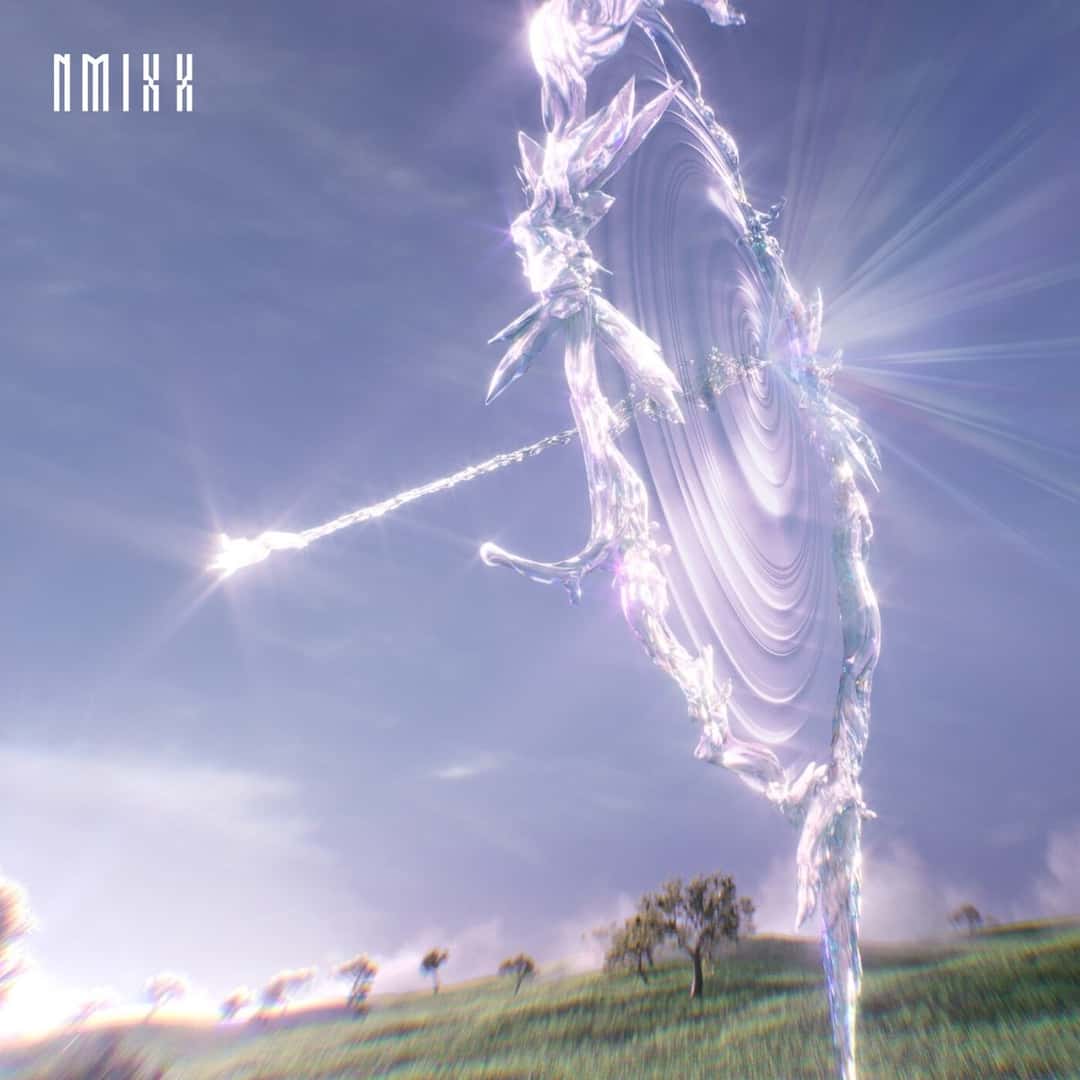 Portada de «Strange Muse», de NMIXX: una figura de cristal brillante en forma de espiral se eleva sobre un campo verde, bajo un cielo violeta con el sol detrás