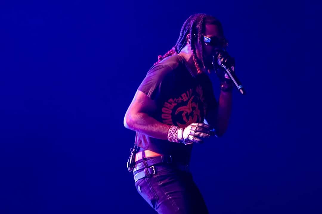 Foto de archivo de Offset cantando con el micrófono en la mano, de perfil y con anteojos oscuros, sobre un fondo azul en el Clout Festival 2024. Foto: Wojciech Pędzich, Wikimedia Commons, CC BY 4.0