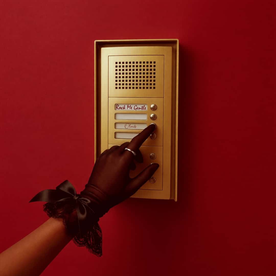 Portada del single «Rock Me Gentle», de Olamide: una mano con guante negro de encaje y un moño toca el timbre de un portero eléctrico dorado sobre una pared roja