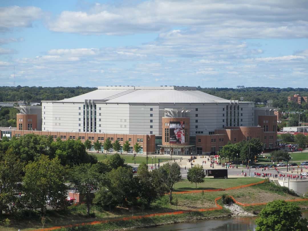 El Schottenstein Center de Columbus, Ohio, visto desde arriba en un día de sol, con su techo blanco y el río en primer plano (foto de archivo, septiembre de 2014). Foto: JonRidinger, CC BY-SA 4.0, vía Wikimedia Commons