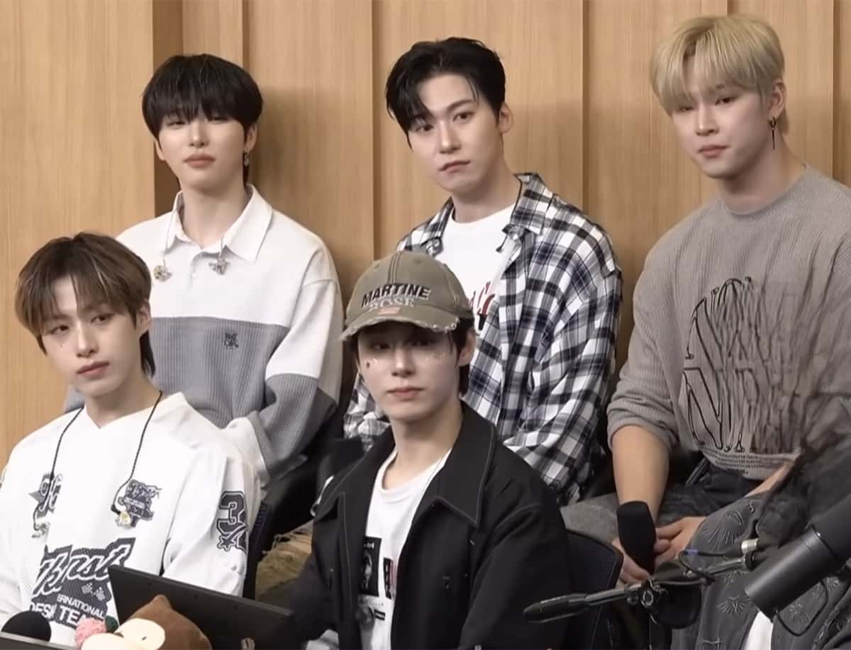 Los cinco integrantes de ONEUS sentados frente a micrófonos en un estudio de radio de Seúl, con una pared de madera de fondo, en mayo de 2024 (foto de archivo)